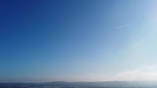 Piękne Błękitne Niebo Słoneczny Dzień Nad Angielskim Miastem — Wideo stockowe