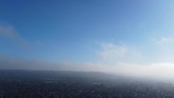 Mooie Blauwe Lucht Zonnige Dag Engelse Stad — Stockvideo