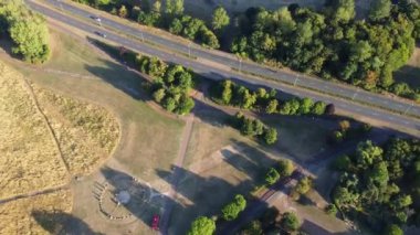 İngiltere 'nin Milton Keynes şehrindeki Willen Lake Park' ın muhteşem hava manzarası.