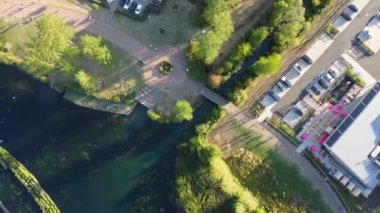 İngiltere 'nin Milton Keynes şehrindeki Willen Lake Park' ın muhteşem hava manzarası.