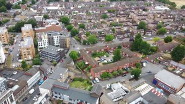 İngiliz şehrinin güzel yüksek açılı manzarası dramatik bulutlu bir günde, Luton Town Center 'ın hava manzarası