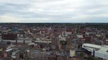 İngiliz şehrinin güzel yüksek açılı manzarası dramatik bulutlu bir günde, Luton Town Center 'ın hava manzarası