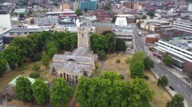 İngiliz şehrinin güzel yüksek açılı manzarası dramatik bulutlu bir günde, Luton Town Center 'ın hava manzarası