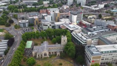 İngiliz şehrinin güzel yüksek açılı manzarası dramatik bulutlu bir günde, Luton Town Center 'ın hava manzarası