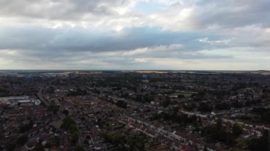 Londra Luton City 'nin yüksek açılı insansız hava aracı görüntüsü.