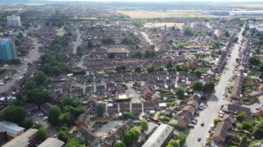 Londra Luton City 'nin yüksek açılı insansız hava aracı görüntüsü.