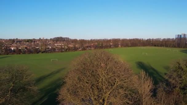 Высокий Англоязычный Вид Дома Английском Языке Беспилотная Камера Вид Воздуха — стоковое видео