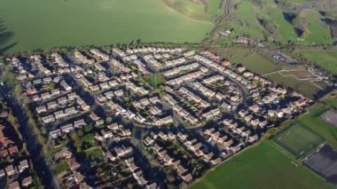 İngiltere 'nin Luton kasabasındaki Şehir Merkezi ve Binalarının Havadan Görünümü, Drone' un Yüksek Açılı Editör Görüntüsü.