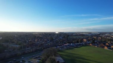İngiltere 'nin Luton kasabasındaki Şehir Merkezi ve Binalarının Havadan Görünümü, Drone' un Yüksek Açılı Editör Görüntüsü.