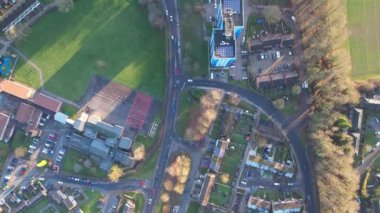 İngiltere 'nin Luton kasabasındaki Şehir Merkezi ve Binalarının Havadan Görünümü, Drone' un Yüksek Açılı Editör Görüntüsü.