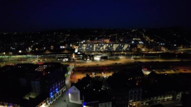 İngiltere, İngiltere, LUTON - 9 Nisan 2023: Aydınlanmış İngiliz Luton Kasabasının Günbatımından Hemen Sonra ve Gece Süresince Hava Görüntüleri