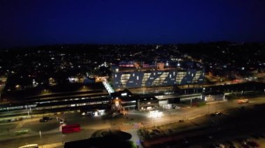 İngiltere, İngiltere, LUTON - 9 Nisan 2023: Aydınlanmış İngiliz Luton Kasabasının Günbatımından Hemen Sonra ve Gece Süresince Hava Görüntüleri