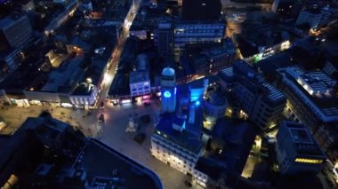 İngiltere, İngiltere, LUTON - 9 Nisan 2023: Aydınlanmış İngiliz Luton Kasabasının Günbatımından Hemen Sonra ve Gece Süresince Hava Görüntüleri