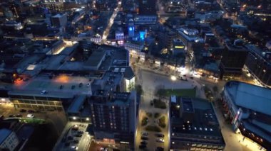 İngiltere, İngiltere, LUTON - 9 Nisan 2023: Aydınlanmış İngiliz Luton Kasabasının Günbatımından Hemen Sonra ve Gece Süresince Hava Görüntüleri