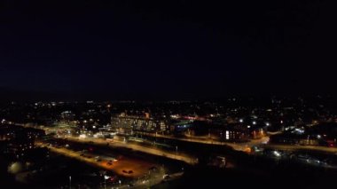 İngiltere, İngiltere, LUTON - 9 Nisan 2023: Aydınlanmış İngiliz Luton Kasabasının Günbatımından Hemen Sonra ve Gece Süresince Hava Görüntüleri