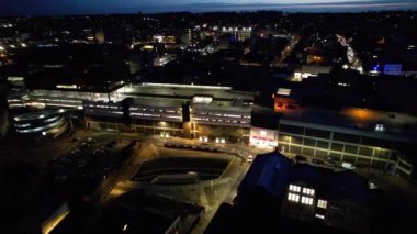 İngiltere, İngiltere, LUTON - 9 Nisan 2023: Aydınlanmış İngiliz Luton Kasabasının Günbatımından Hemen Sonra ve Gece Süresince Hava Görüntüleri