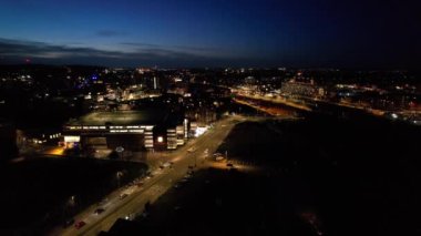 İngiltere, İngiltere, LUTON - 9 Nisan 2023: Aydınlanmış İngiliz Luton Kasabasının Günbatımından Hemen Sonra ve Gece Süresince Hava Görüntüleri