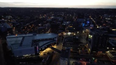 İngiltere, İngiltere, LUTON - 9 Nisan 2023: Aydınlanmış İngiliz Luton Kasabasının Günbatımından Hemen Sonra ve Gece Süresince Hava Görüntüleri