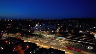 İngiltere, İngiltere, LUTON - 9 Nisan 2023: Aydınlanmış İngiliz Luton Kasabasının Günbatımından Hemen Sonra ve Gece Süresince Hava Görüntüleri