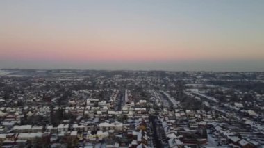 İngiltere, İngiltere, LUTON - 15 Aralık 2022: Kar düştükten sonra İngiltere 'nin Luton şehrinin güzel manzarası. Görüntü İHA 'nın Kamerasıyla çekildi