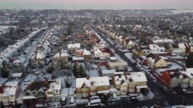 İngiltere, İngiltere, LUTON - 15 Aralık 2022: Kar düştükten sonra İngiltere 'nin Luton şehrinin güzel manzarası. Görüntü İHA 'nın Kamerasıyla çekildi