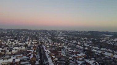 İngiltere, İngiltere, LUTON - 15 Aralık 2022: Kar düştükten sonra İngiltere 'nin Luton şehrinin güzel manzarası. Görüntü İHA 'nın Kamerasıyla çekildi