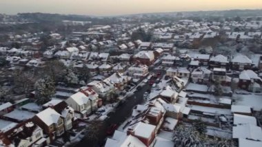 İngiltere, İngiltere, LUTON - 15 Aralık 2022: Kar düştükten sonra İngiltere 'nin Luton şehrinin güzel manzarası. Görüntü İHA 'nın Kamerasıyla çekildi