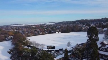 Luton şehrinin karla kaplı havadan görüntüsü