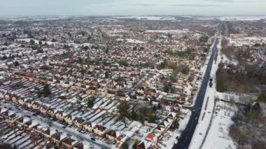 Luton şehrinin karla kaplı havadan görüntüsü