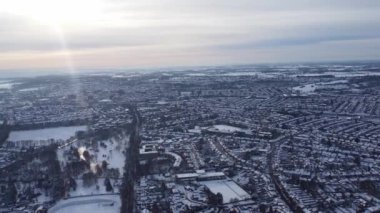 Luton şehrinin karla kaplı havadan görüntüsü
