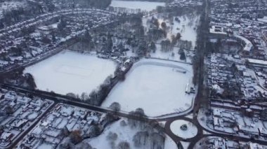 Luton şehrinin karla kaplı havadan görüntüsü