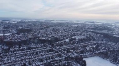Luton şehrinin karla kaplı havadan görüntüsü