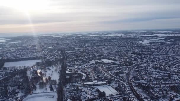 罗顿市被白雪覆盖的空中景观 — 图库视频影像
