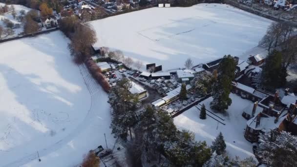 Vista Aérea Ciudad Luton Cubierta Nieve — Vídeo de stock