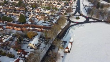 Luton şehrinin karla kaplı havadan görüntüsü