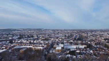 Luton şehrinin karla kaplı havadan görüntüsü