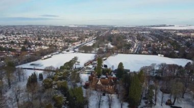 Luton şehrinin karla kaplı havadan görüntüsü