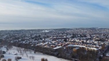 Luton şehrinin karla kaplı havadan görüntüsü