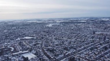 Luton şehrinin karla kaplı havadan görüntüsü