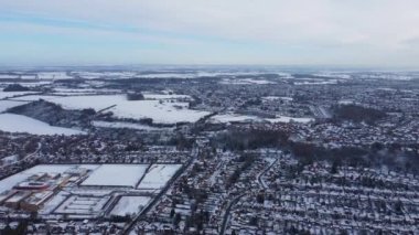 Luton şehrinin karla kaplı havadan görüntüsü