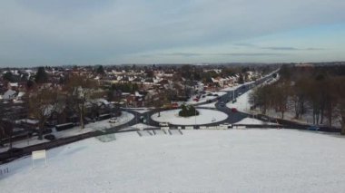 Luton şehrinin karla kaplı havadan görüntüsü