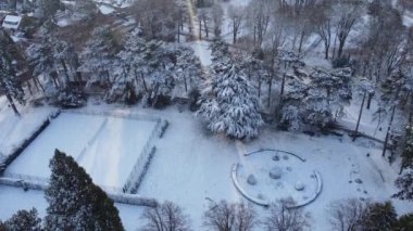 Luton şehrinin karla kaplı havadan görüntüsü