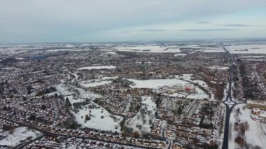 Luton şehrinin karla kaplı havadan görüntüsü