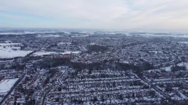 Luton şehrinin karla kaplı havadan görüntüsü