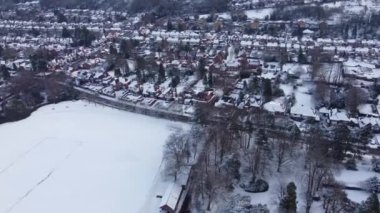 Luton şehrinin karla kaplı havadan görüntüsü
