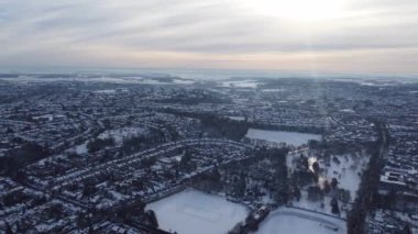 Luton şehrinin karla kaplı havadan görüntüsü