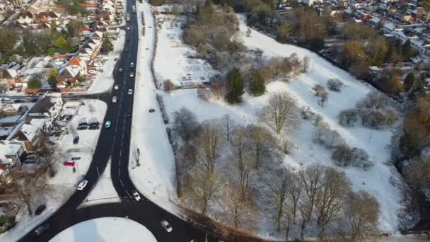 Αεροφωτογραφία Της Πόλης Luton Καλυμμένη Χιόνι — Αρχείο Βίντεο