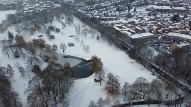 Vista Aérea Ciudad Luton Cubierta Nieve — Vídeo de stock