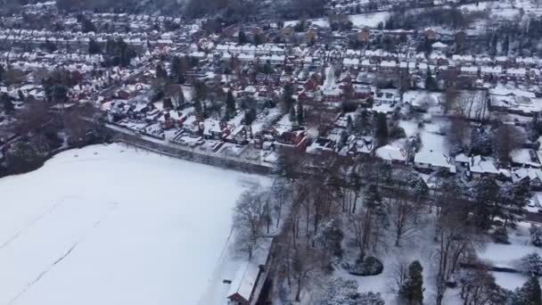 雪に覆われたルトン市の空中ビュー — ストック動画
