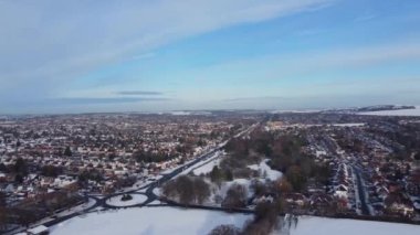 Luton şehrinin karla kaplı havadan görüntüsü